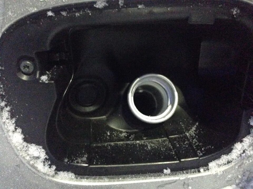 Маслозаливная горловина с щупом. Крышка маслозаливной горловины x20xev. Горловина бензобака маз-500. М крышка маслозаливной горловины м54. Дым из маслозаливной горловины.