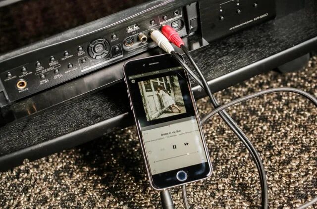 Эппл для прослушивания музыки устройство. Прослушка Apple. Саундбар LG как слушать музыку с юсб без оптического кабеля. Аукс кабель для наушников на ми 8 Лайт в Бишкеке.