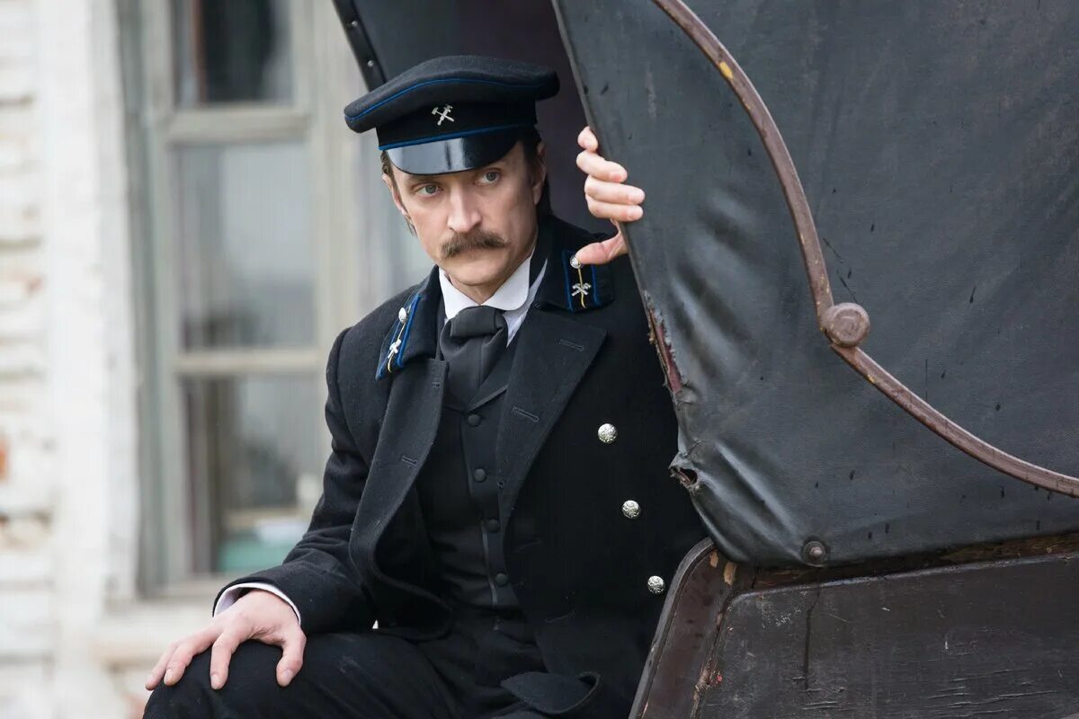 Кристиан бейл священник. Александр яценко угрюм река. Съемки угрюм река в суздале. Угрюмее форма. Угрюмее форма.