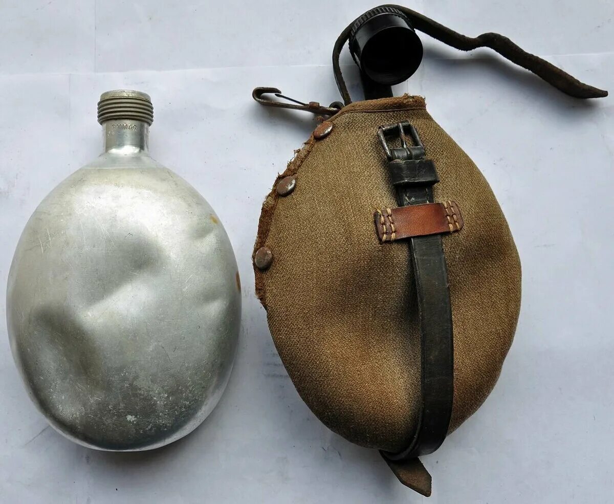 Фляжка красный выборжец 1958. Фляга стекло ркка. Фляга вов 1941-1945. Боец ркка с флягой. Фляга армейская ркка 1931.