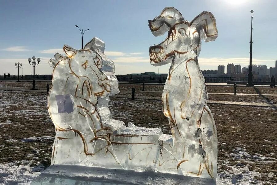 Ледяная скульптура Амура. Ледовые скульптуры в Благовещенске. Ледовые фигурки на набережной Благовещенска. Амурлайф Благовещенск.