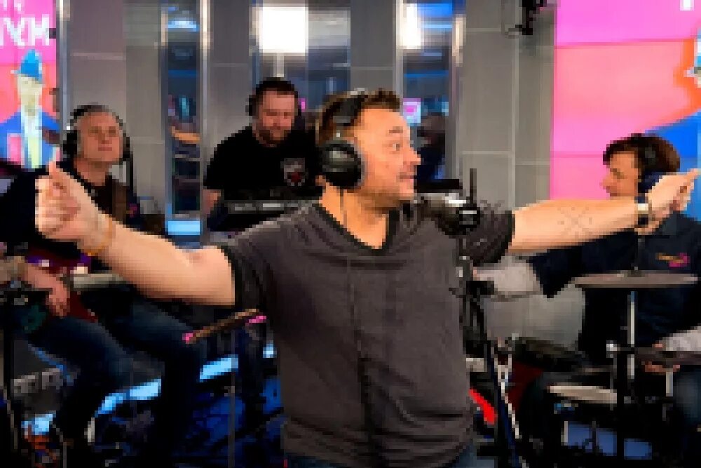 18 мне уже руки вверх слушать. Авторадио руки вверх. жуков сергей руки авторадио. авторадио руки вверх 18. руки вверх — 18 мне уже (авторадио).