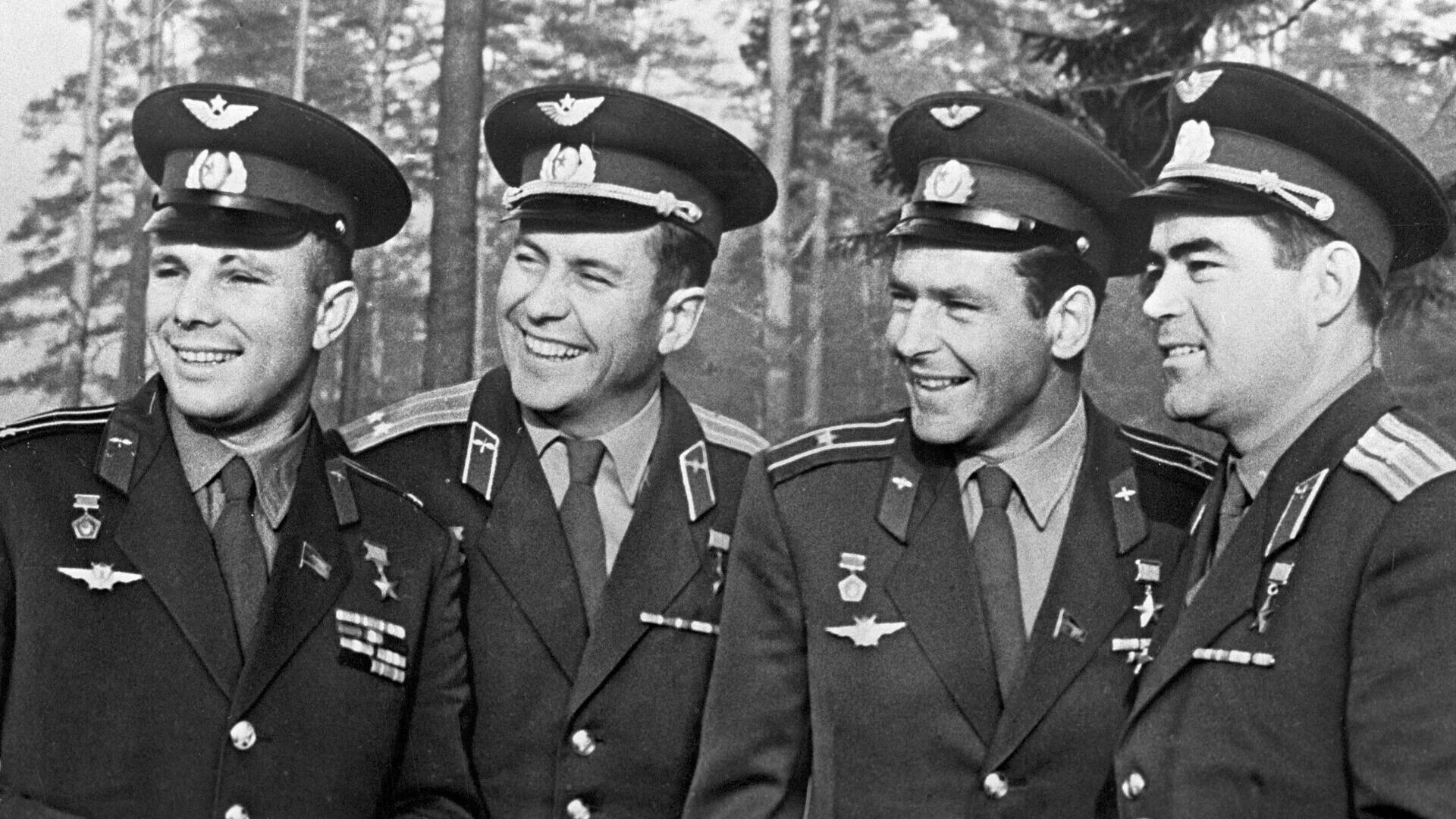 Первый отряд Космонавтов 1960. Гагарин 1963. Сколько было претендентов на первый полет