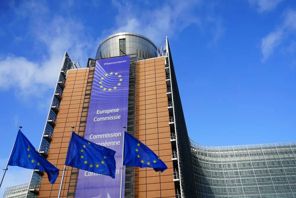 The european commission. Европейская комиссия. Здание берлемон в брюсселе. The european commission. Европейская комиссия по туризму лого.