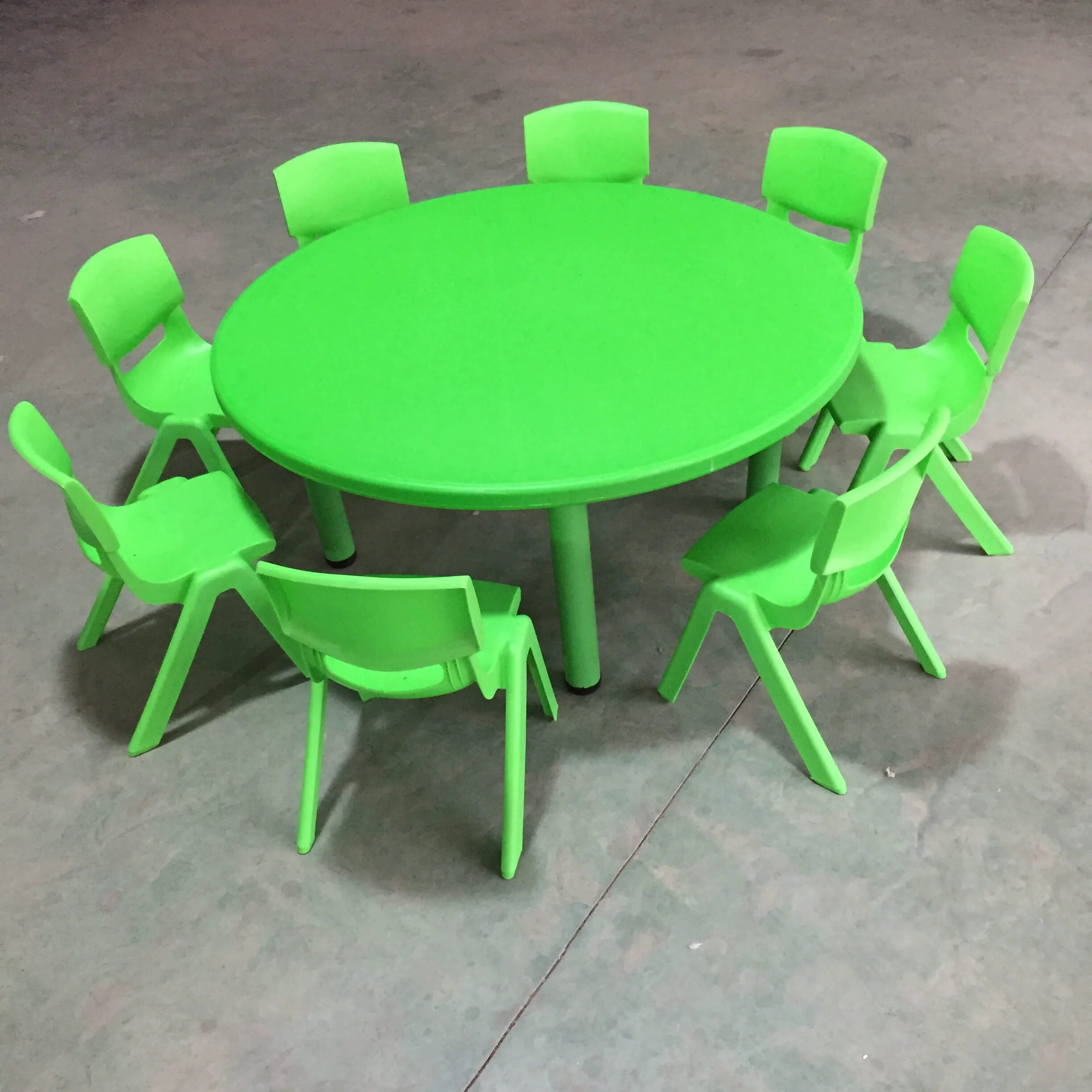 Круглый стол для детского сада. Стол круглый детский. Стол круглый пластмассовый. Круглый стол со стульями. Круглый стол в детском саду.