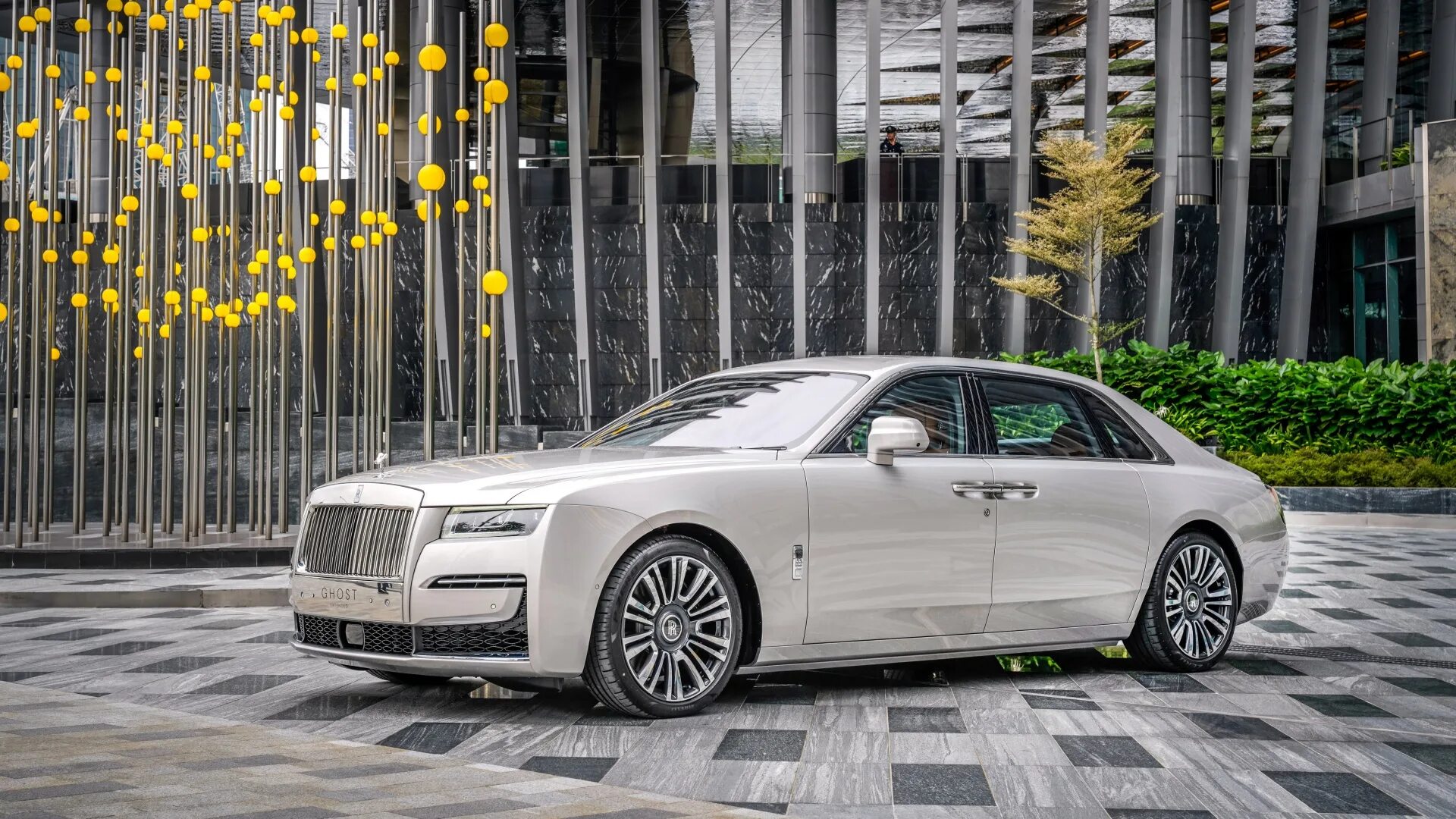 Ghost long. Rolls royce ghost 2021 mansory. Rolls-royce › ghost 2022 черный. Rolls royce ghost mansory 2022. Машина rolls royce ghost long.