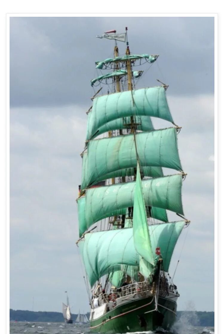 Какого цвета корабли. Парусник Alexander von Humboldt. Корабль с зелеными парусами. Корабль с цветными парусами. Красивый корабль.
