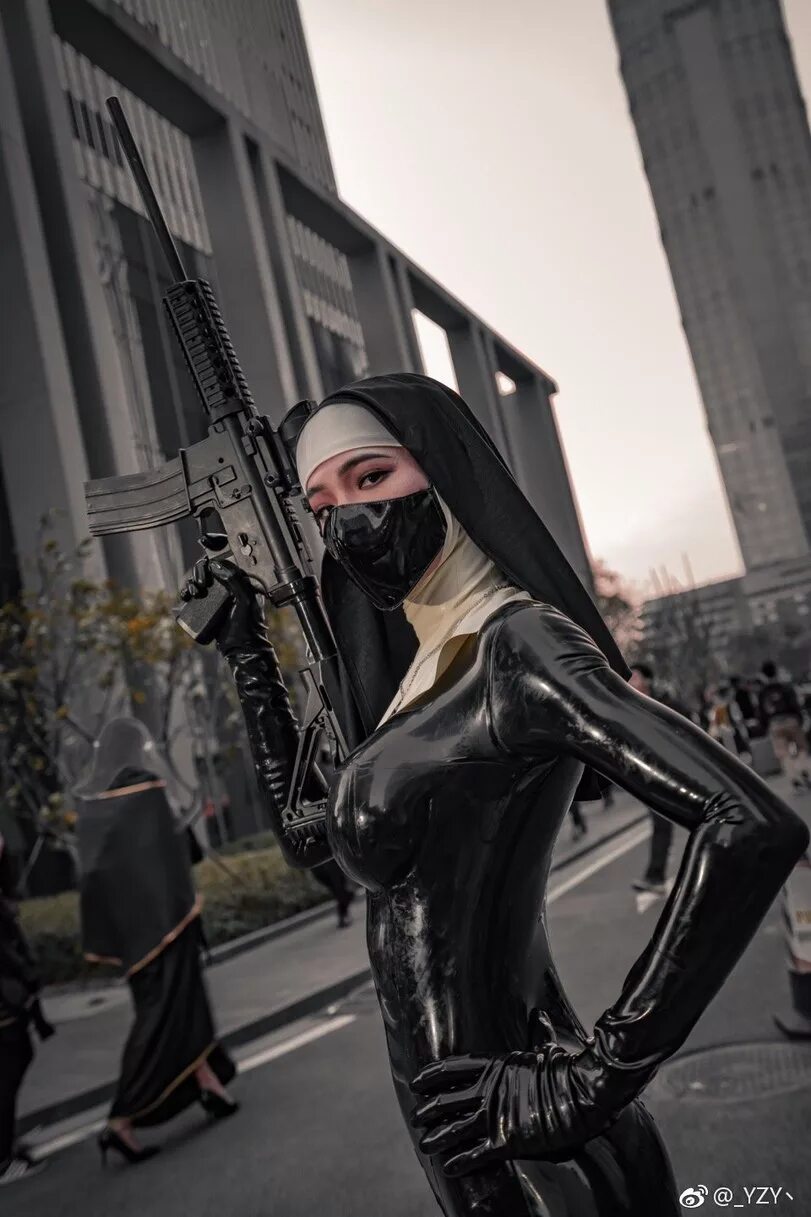 Nun cosplay. Монахини хитман косплей. Латекс монахиня Hitman. Hitman Absolution монашки. Монашки в латексе с оружием.