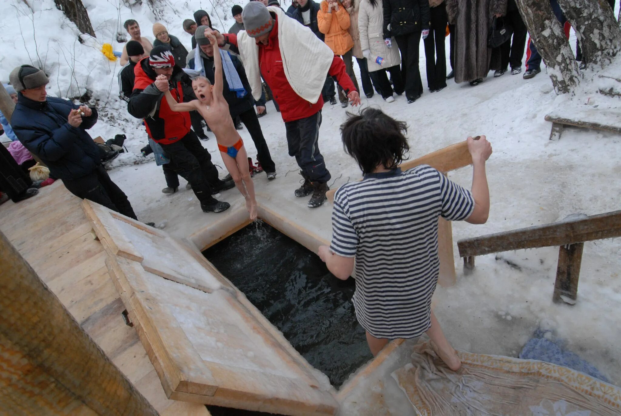 крещение детей в россии. крещение руси прорубь. русские народные праздники крещение. крещенские купания на руси. крещение православный праздник.