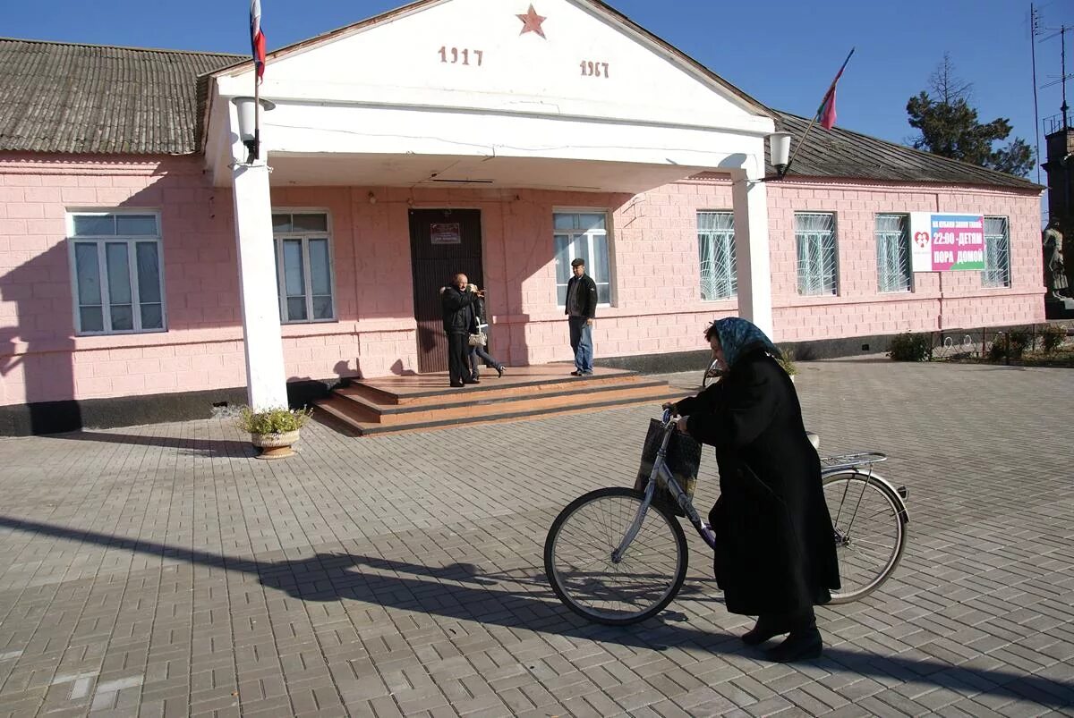 Погода в новопокровской новопокровского района краснодарского края. Станица плоская Краснодарский край Новопокровский район. Ст плоская Новопокровского района Краснодарского края. Казенный сад станица Новопокровская. Дом Новопокровский район плоская.