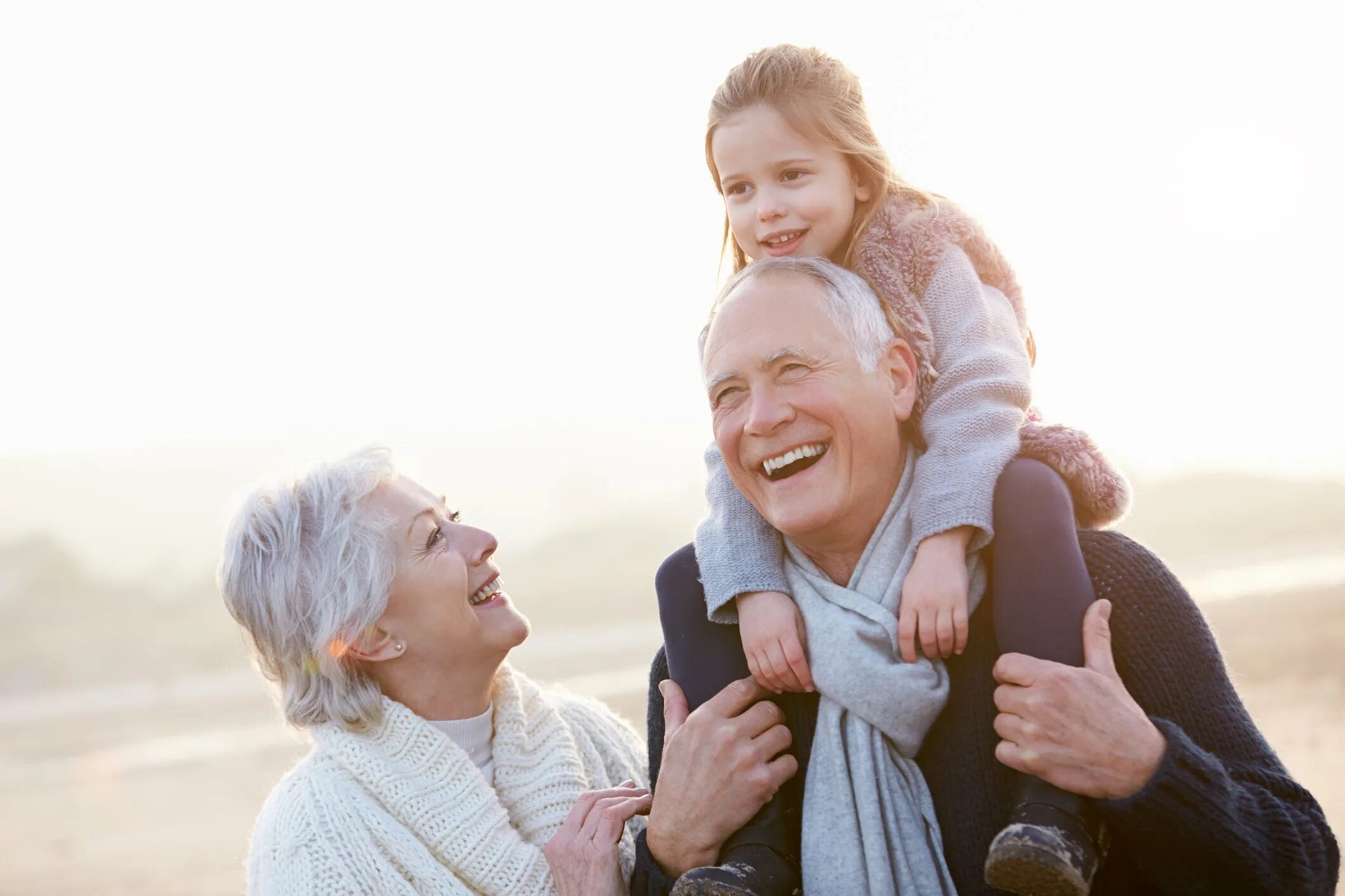 Daughter grandfather. Бабушка и дедушка. Бабушка дедушка и внуки. Пожилые и дети. Счастливые старики и дети.