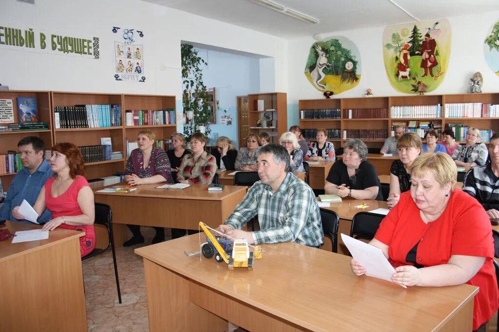 радостный учитель. педагогический персонал школы. педагогические кадры в школе. коллеги воспитатели. педагогический персонал школы.