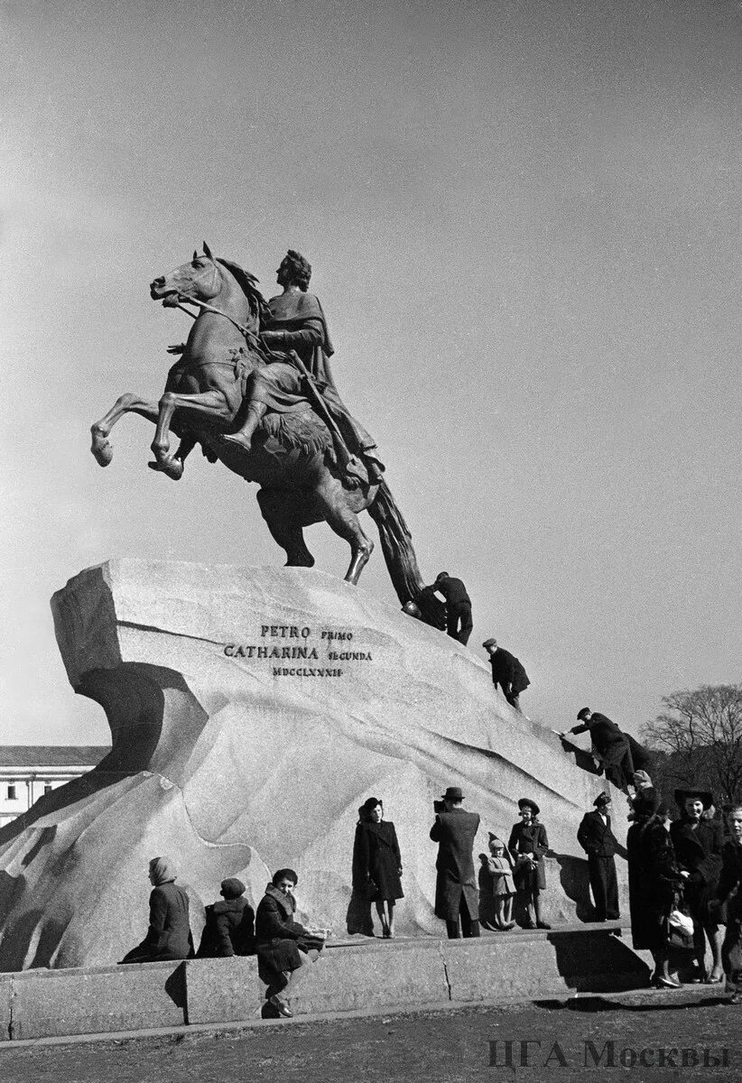 Как спасали медного всадника в блокадном ленинграде. Блокада ленинграда памятник петру. памятник петру 1 на пл декабристов. медный всадник в блокадном ленинграде. памятники в блокадном ленинграде медный всадник.