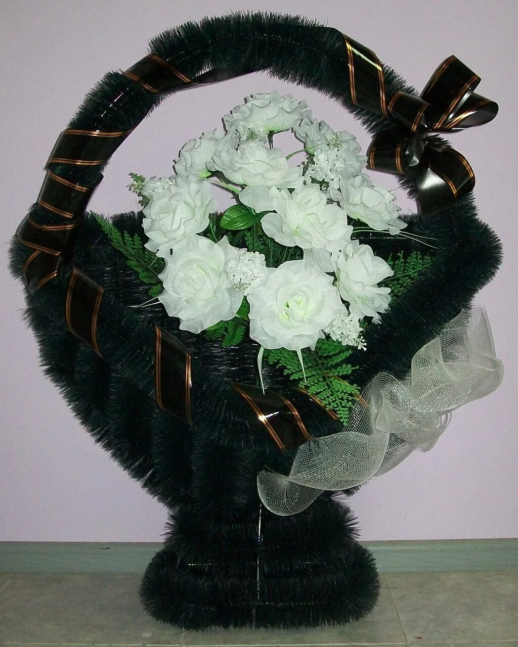 Венок корзина ритуальный. Венок корзинка ритуальные. Ритуальные корзины из искусственных. Корзины ритуальные большие. Стильные большие траурные корзины из живых цветов.