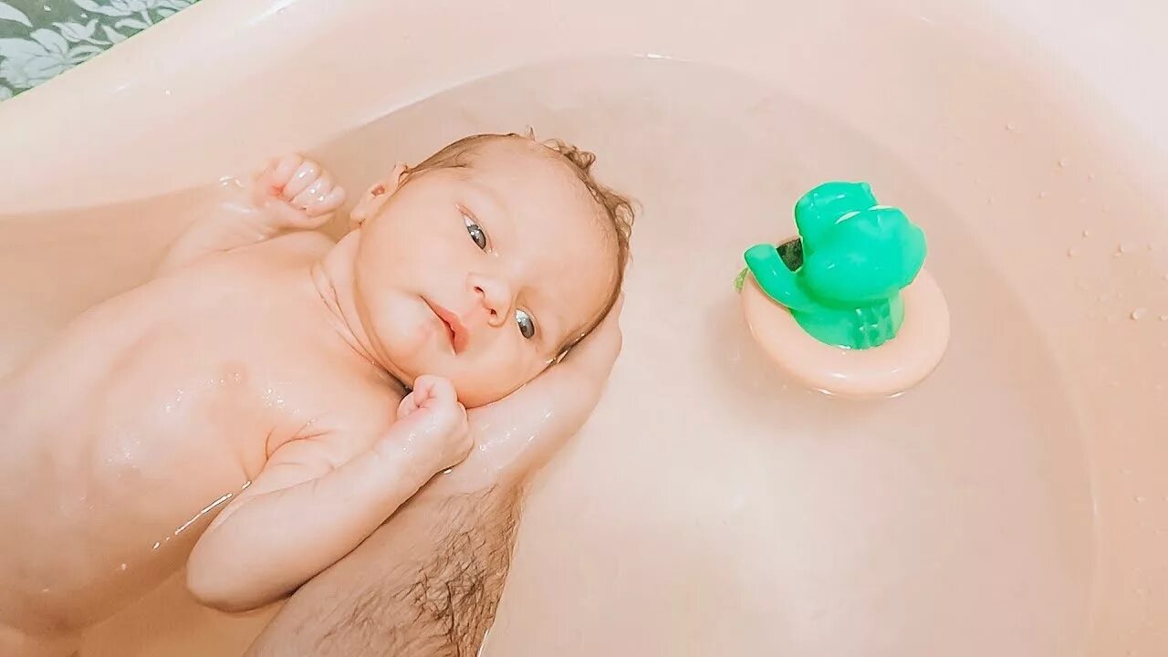 Температура воды для купания новорожденного. Первое купание малыша. Как купать малыша. Грудничковое плавание в ванночке. Приготовления для купания новорожденных.