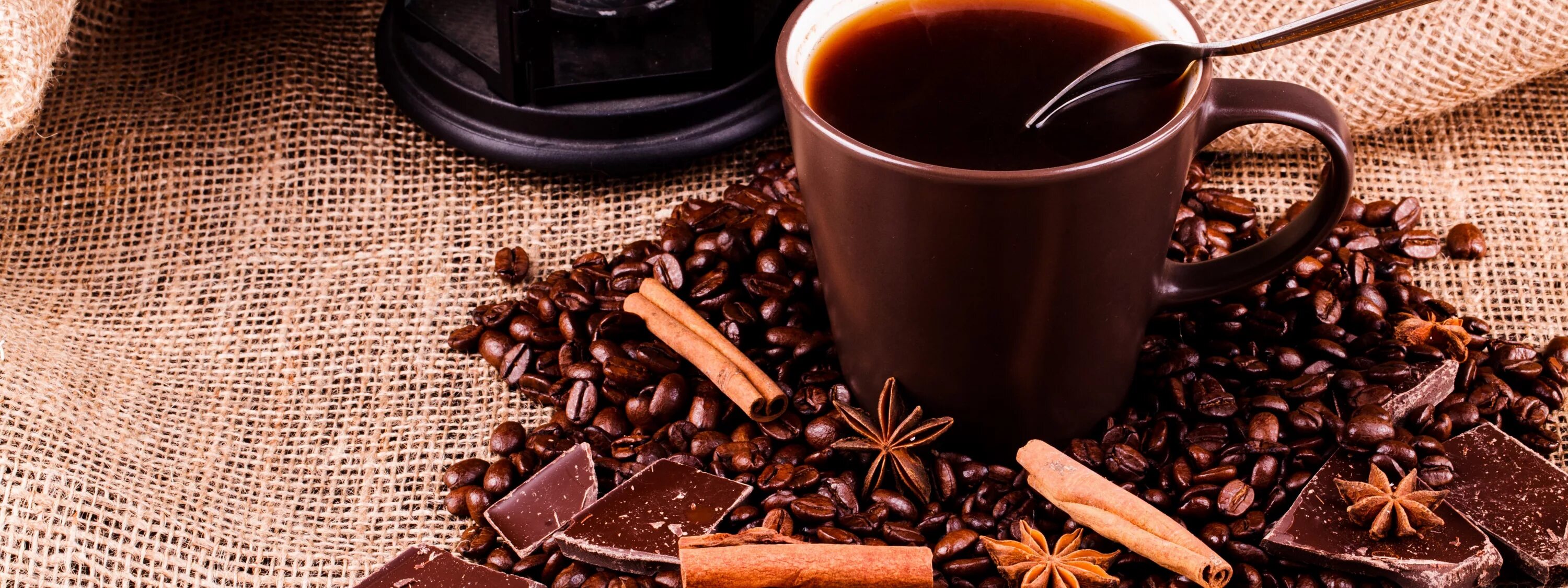 Кофе и шоколад. Кофе корица шоколад. Зерна кофе в шоколаде. Зерновой кофе и шоколад.
