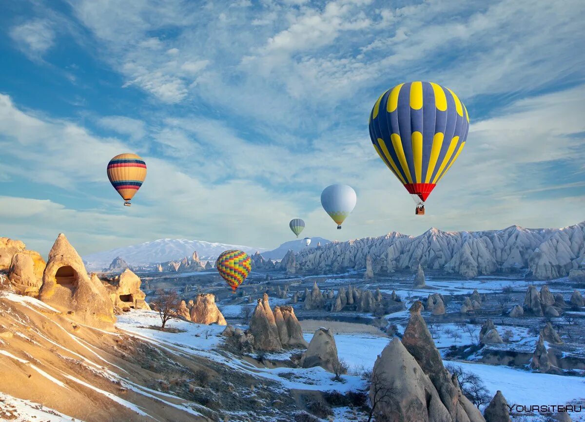 Воздушные шарики зимой. Турция Каппадокия воздушные. Каппадокия Турция воздушные шары. Шары в Турции Каппадокия. Каппадокия горы.