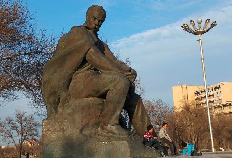 Шевченко казахстан как сейчас называется. Актау памятник тарасу шевченко. тарас шевченко в актау. город актау памятник шевченко. тарас шевченко памятник в казахстане.