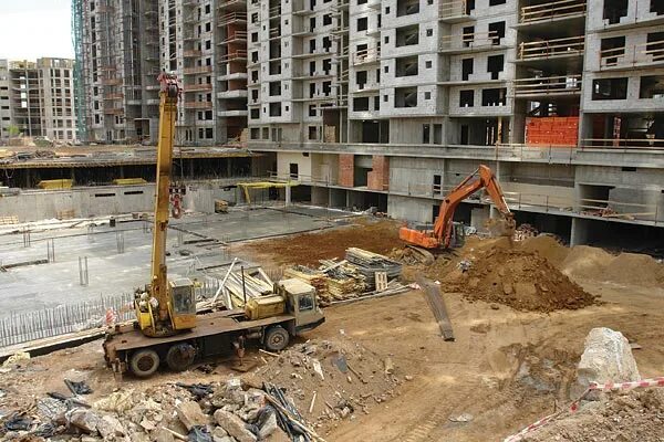 Старт продаж на котловане от застройщика. Новострой в котловане. новостройка котлован. новостройки на стадии котлована. этап строительства котлован.