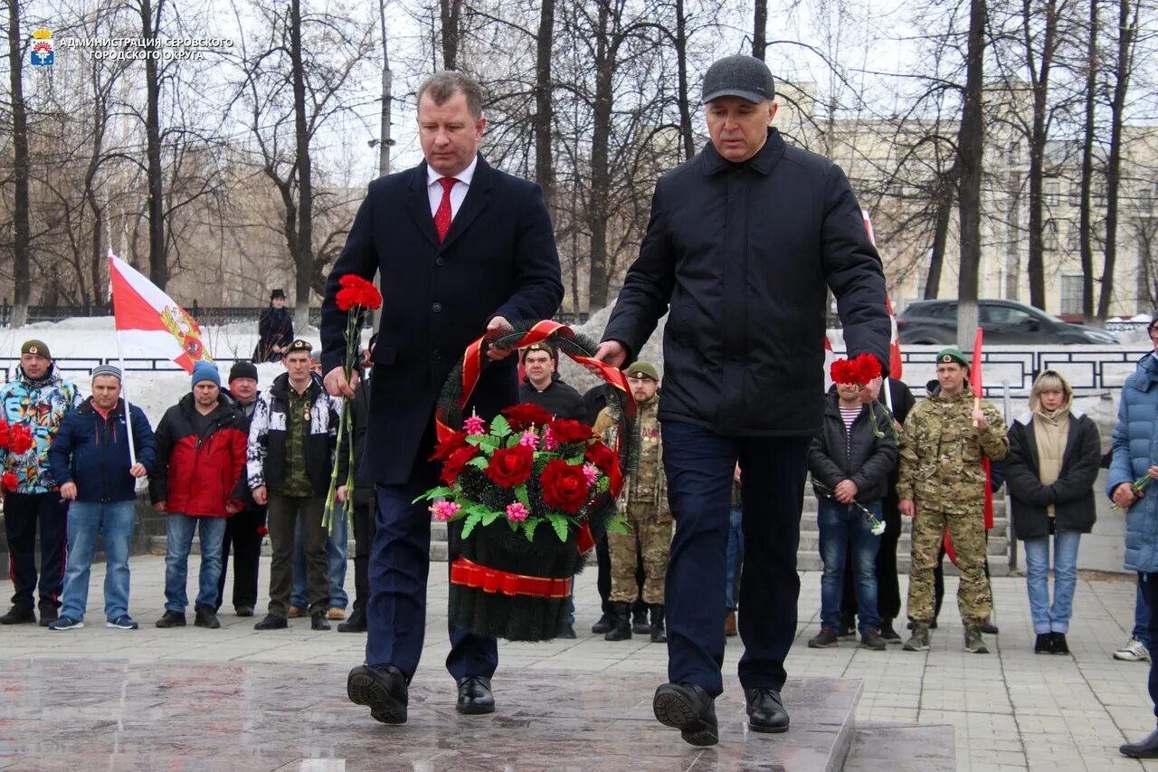 Митинг описание. Митинг посвященный Дню Победы. Мемориальный комплекс Серов. День ветерана ВНГ.