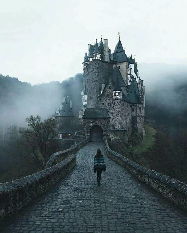 Фотосессия в старинном замке. Красивая девушка в замке. Старые замки девушки. Девушка в старинном замке. Марианна грэффэм.