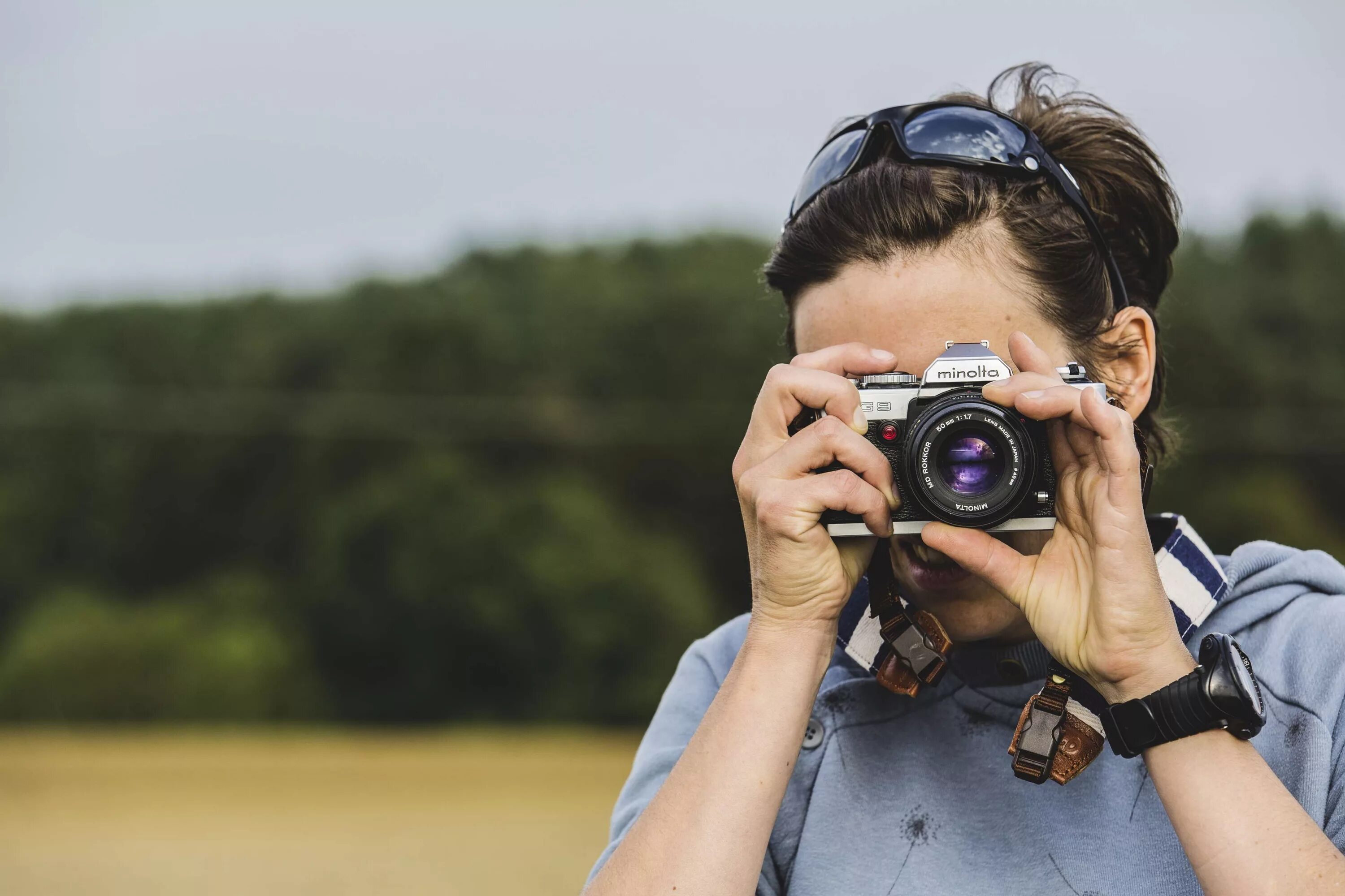 Данные фотоснимка. Фотоаппарат фотографирует. Человек с фотокамерой. Женщина с фотоаппаратом. Чел с фотоаппаратом.