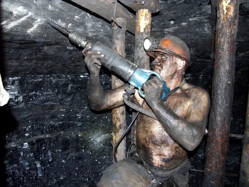 Шахтер в шахте. Работа в шахте видео. Шахта ерунаковская 8. Вагонетка в шахте. Шахтер проходчик.