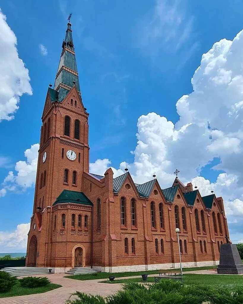 Красивые места саратовской. Церковь Иисуса Христа (Зоркино). Зоркино Саратов достопримечательности. Исторический комплекс Цюрих-Зоркино. Зоркино Саратовская сосны.