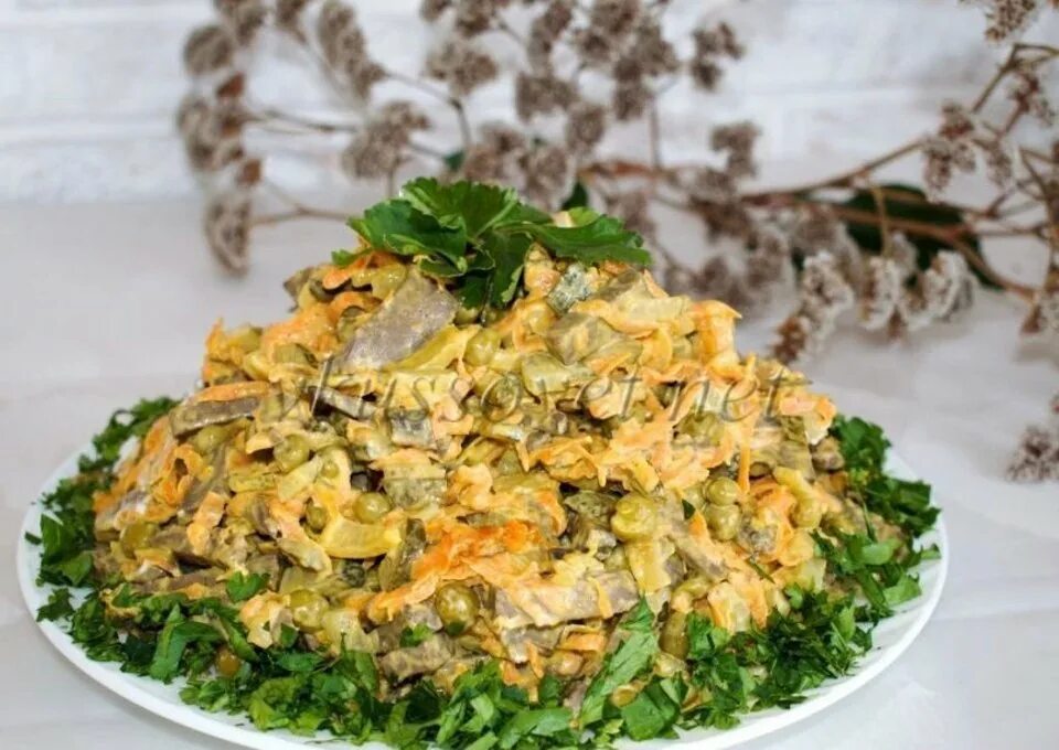 Салат с печенкой и солеными огурцами. Обжорка с корейской морковкой и курицей. Салат обжорка с куриной печенью. Салат обжорка классический с печенью. Салат обжорка с печенью и солеными огурцами.