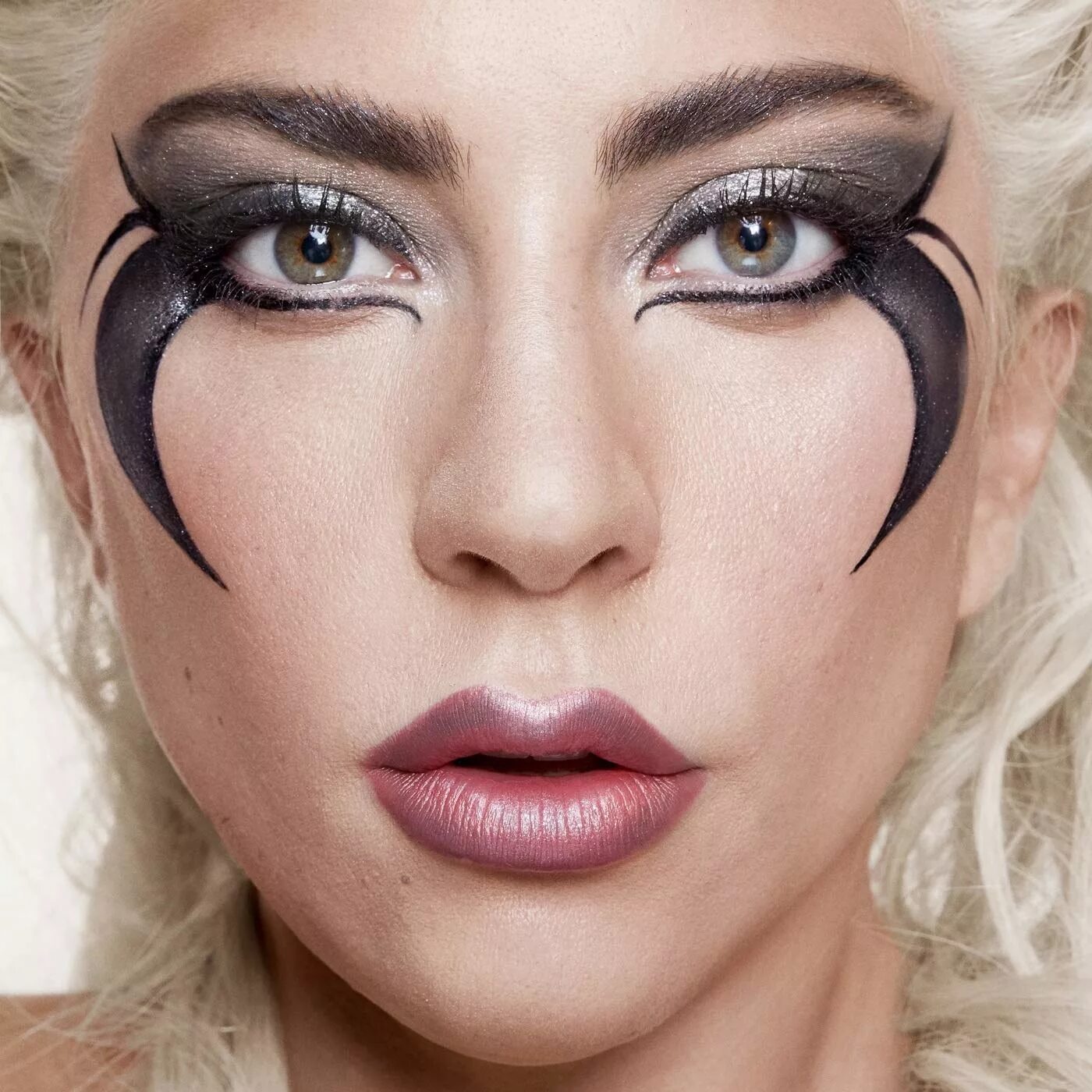 Как назвать макияж. Леди гага. леди гага мейкап. леди гага стрелки. lady gaga макияж.