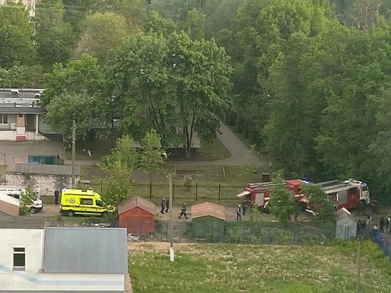 Охранник избил школьника. Фотосессия в гараже мальчики. Квартира полиция. Подростки заперли мальчика в гараже. Вскрыли гараж.