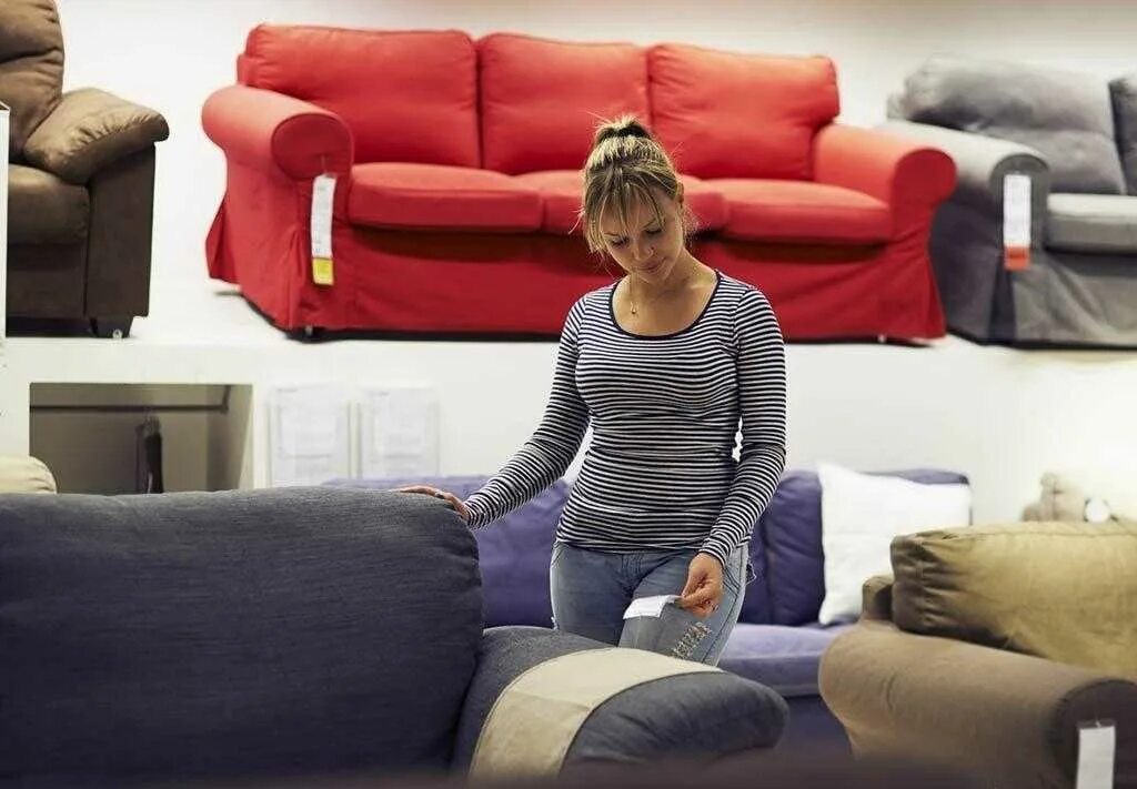 Сколько лет дивану. Люди в мебельном магазине. Некачественный диван. Выбор мягкой мебели. Человек на диване.