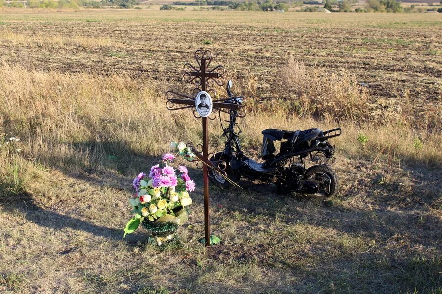 Могила у дороги. Памятник на могилу мотоциклисту. Памятник на трассе. Памятник мотоциклу.