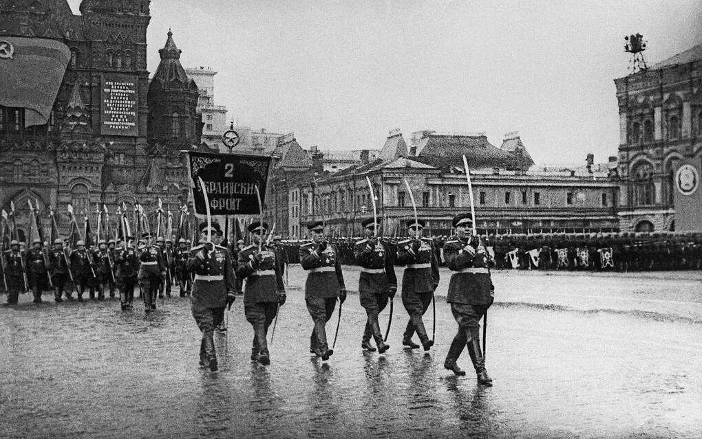 Где город победа. Первый парад Победы 24 июня 1945 года. Первый парад Победы в Москве 1945. Парад Победы в Москве 1945г. Парад на красной площади 24 июня 1945.