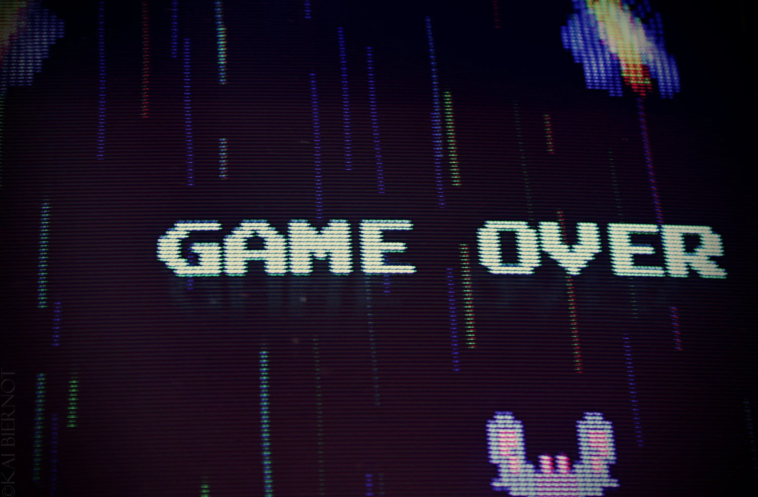Game error. Гейм овер неон. надпись компьютерные игры. неоновая вывеска game over. неоновая надпись error.