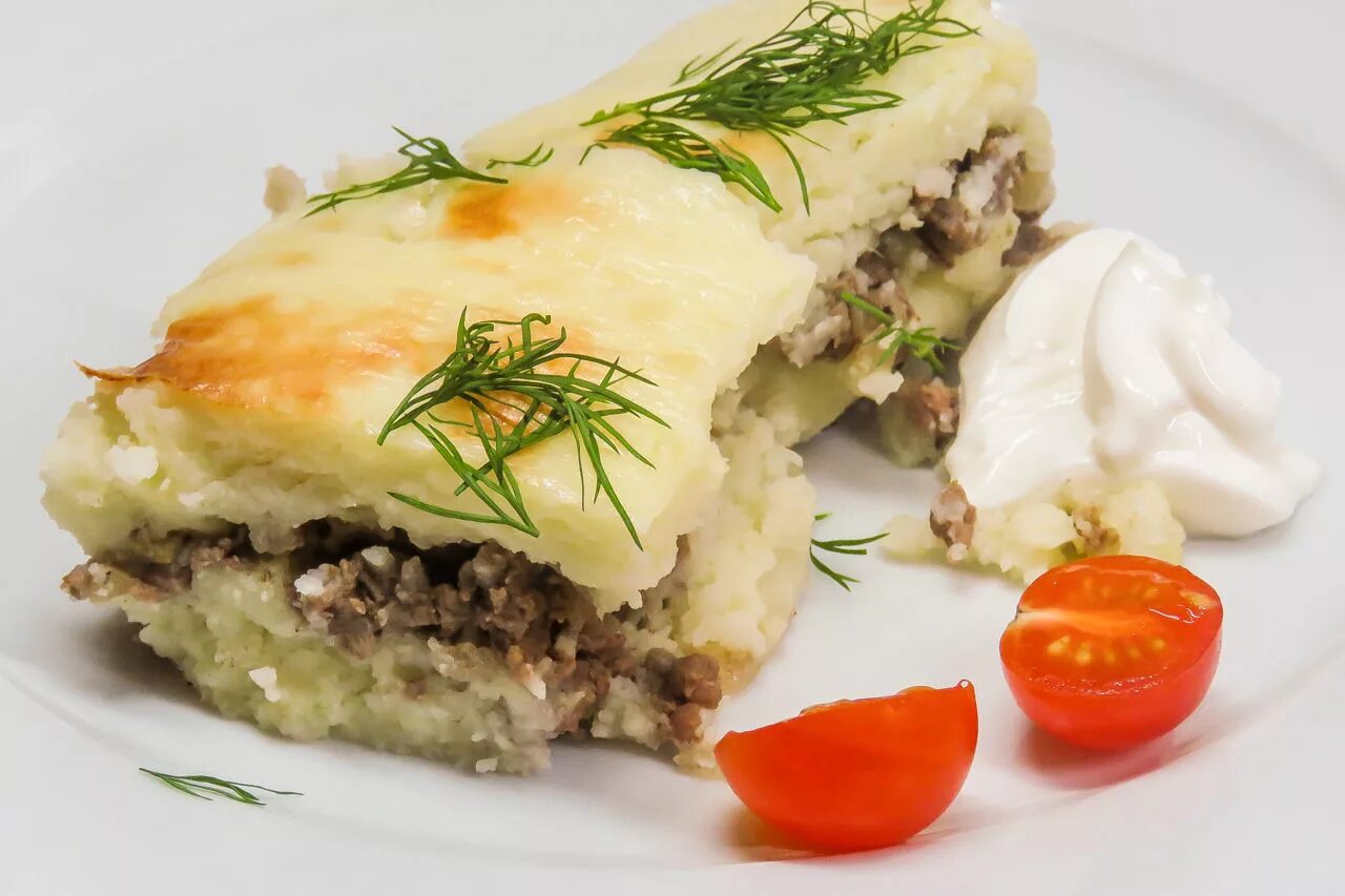 Запеканка с фаршем и картофелем пюре. Картофельная запеканка с фаршем. мясная запеканка с пюре. запеканка с фаршем и картофельным пюре. запеканка картошка пюре с фаршем.