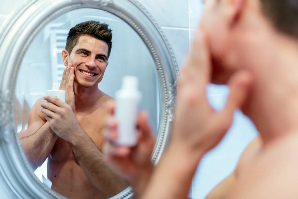 Мужчины используют крем. Косметика для мужчин. Мужчина после бритья. Мужская кожа после бритья. Мужик намазывает лосьоном.