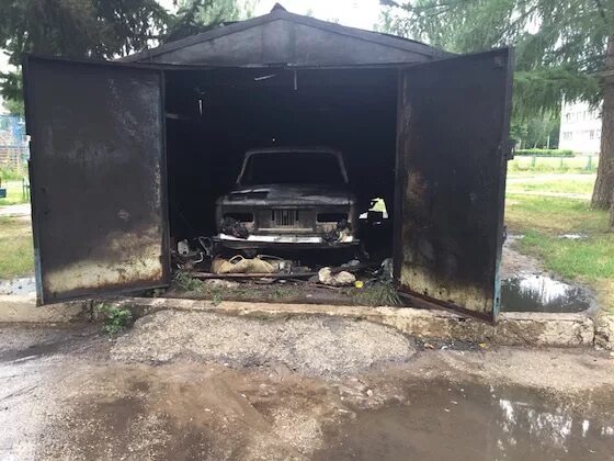 гараж внутри. закрыли в гараже и подожгли. герасев сгорела машина. мальчика подожгли в гараже. закрыли в гараже и подожгли.