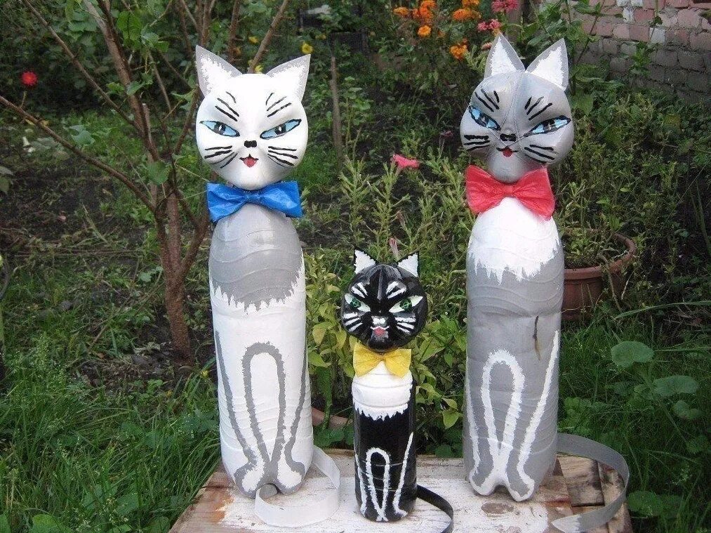 Поделки из пластиковых бутылок для сада. Поделки из бутылок. Поделка из пластиковой бутылки. Кошка из пластиковой бутылки. Украшения в сад из пятилитровых бутылок.