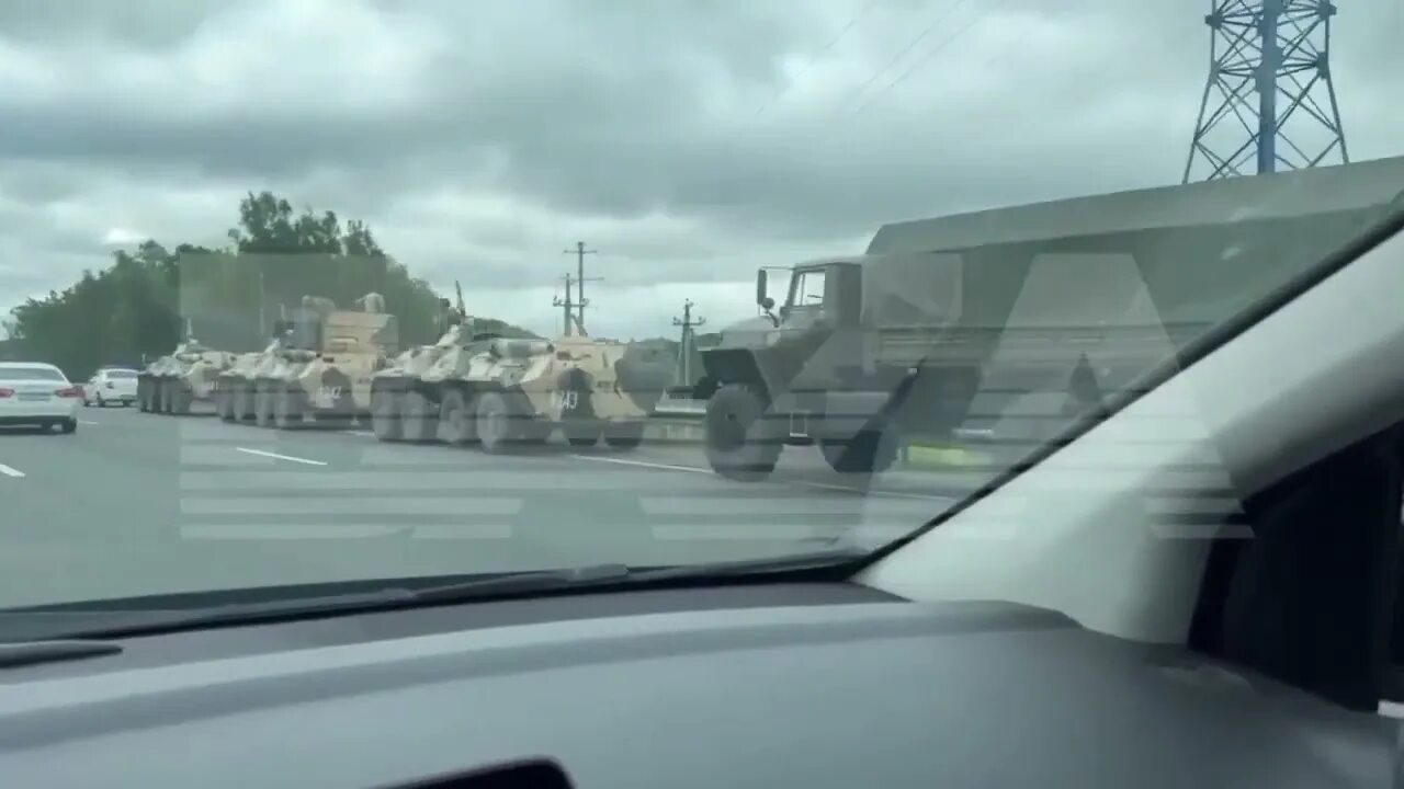 Видео про 4 24. Военная колонна. Военная колонна на трассе. Колонна военной техники м4 Дон. Военная колонна на трассе м4.