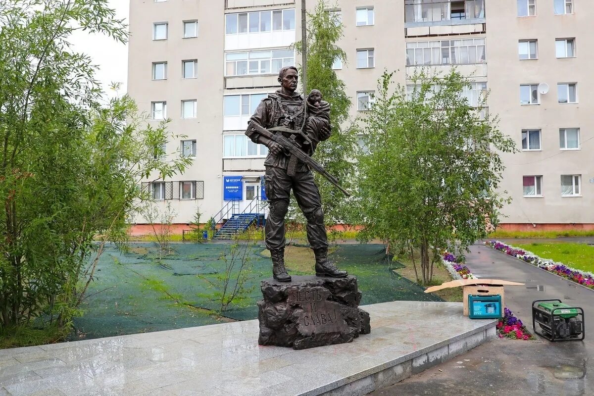 В каком городе установлен памятник добровольческому. Памятник защитникам Донбасса в Надыме. В Надыме новый памятник. Памятник защитнику в городе Надым. Памятник солдату Надым.