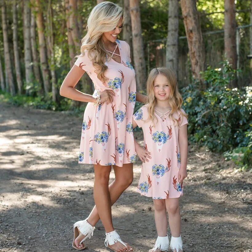 Одежда для мамы и дочки. Мама и дочка с платьем. Летние платья для мамы и Дочки. Летние платья мама и дочка одинаковые.