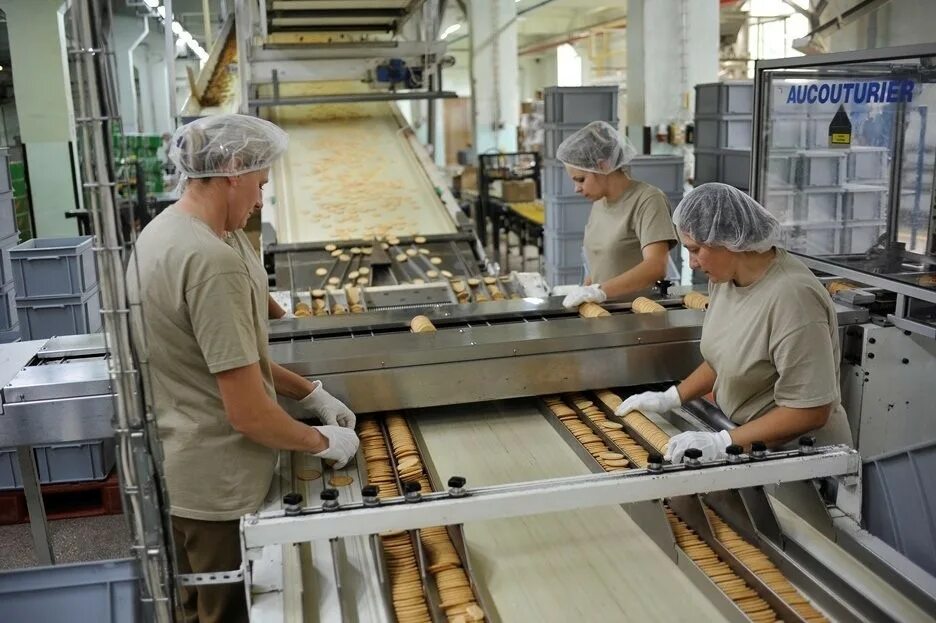 Готовые продукции фабрики. Упаковка печенья на фабрике. Фабрика кондитерских изделий. Фасовка печенья на производстве. Упаковка для фасовки печенья.