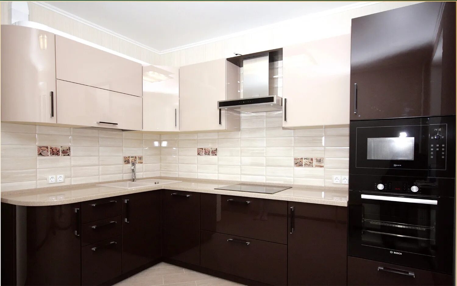 Современный кухонный гарнитур прямой. Коричневая глянцевая кухня. Кухня в бело коричневом цвете. Кухонный гарнитур коричневый с белым. Кухонный гарнитур коричневый с бежевым.