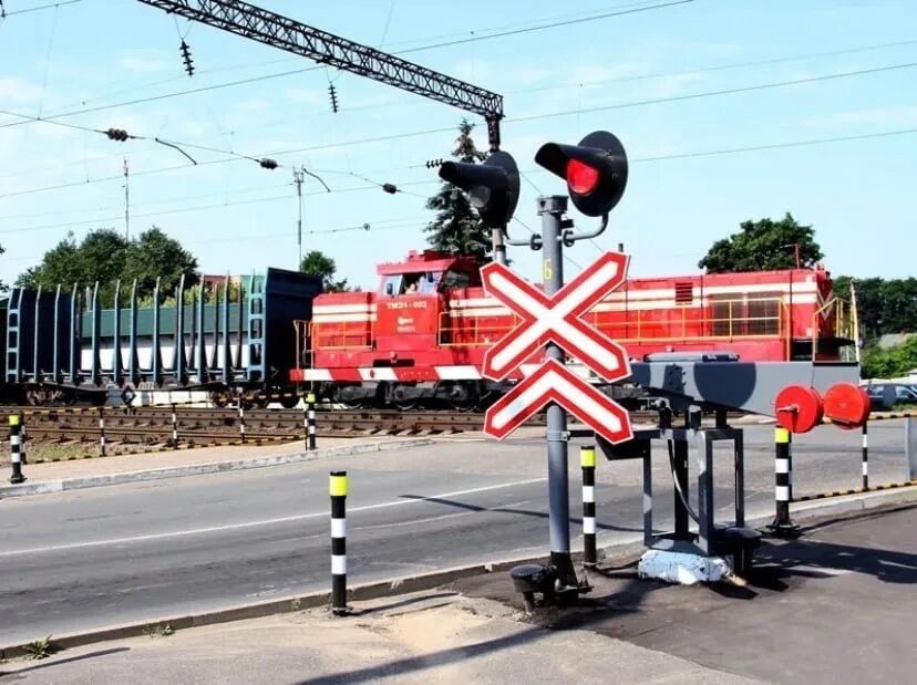 ЖД переезд в Белоруссии. Железнодорожный переезд железная дорога. Желенодорожныйпереезд. Шлагбаум Железнодорожный.