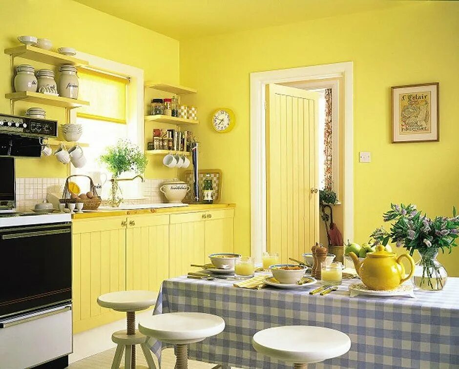 Интерьер кухни стены фото. Лимонный цвет стен на кухне. Желтая кухня в интерьере. Желтые стены на кухне. Желтые стены в интерьере кухни.