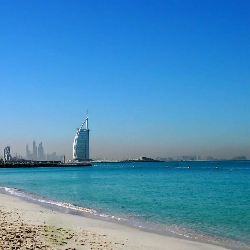 Пляжи арабских эмиратов. Абу Даби пляжи. Пляж Джейбр Дубай. Кайт Бич Дубай. Айн Дубай пляж.