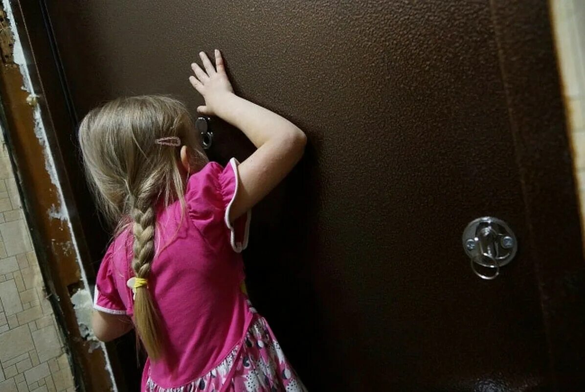 Закрыла девочку дома. Картинки покрытых девочек. Девушка у двери. Девушка у двери. Фотосессия у двери.