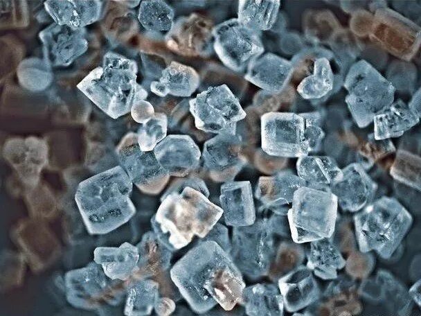 Кристаллы соли под микроскопом. Кристаллы поваренной соли куб. Кристаллы соли и сахара под микроскопом. Кристаллы поваренной соли под микроскопом.