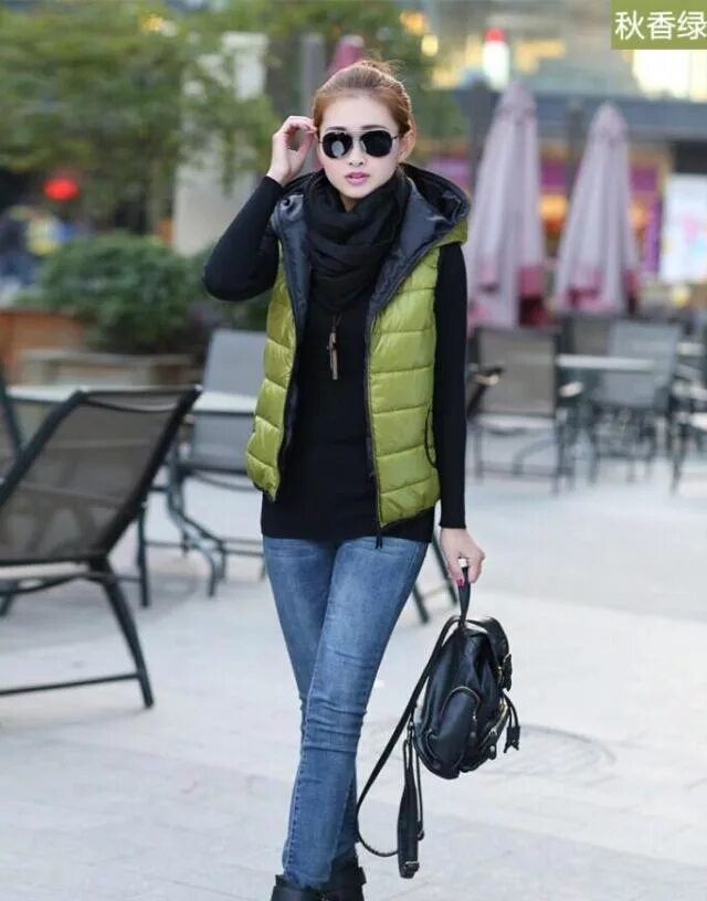 Одеваем жилет на куртку. Модные куртки безрукавки. Жилетка женская теплая с капюшоном модные. Одеваем жилет на куртку. Мужской стеганый жилет 2022.